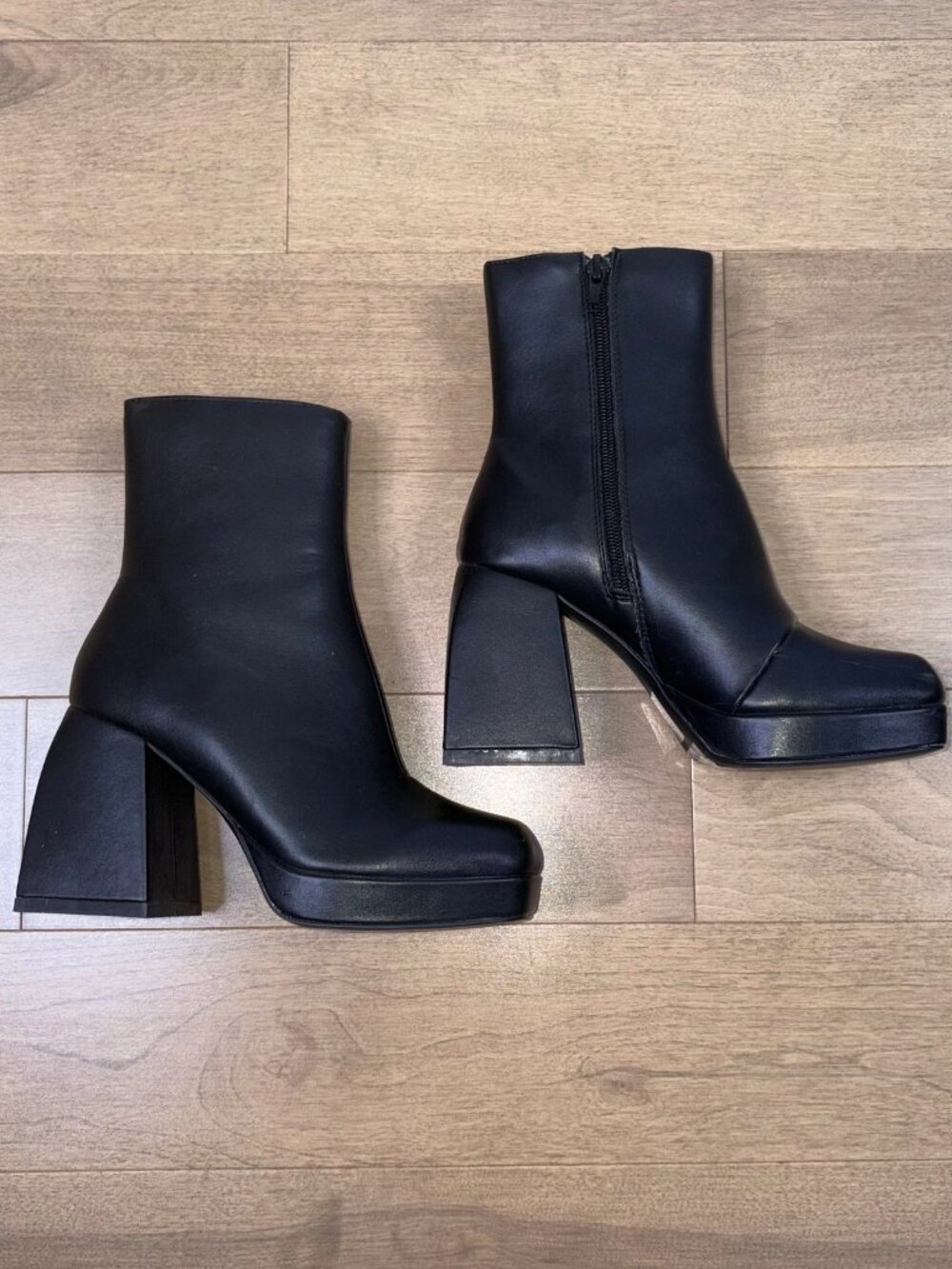 FOREVER 21 women's Black platform high-heeled boots size 5 1/2
